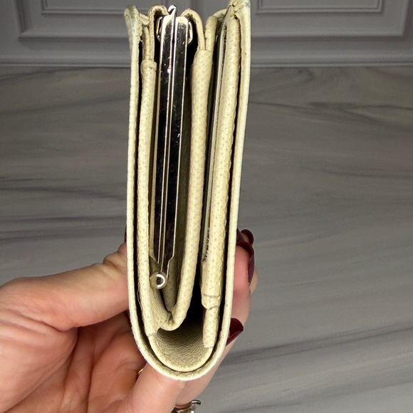 Louis Vuitton White Epi Kisslock Wallet | Vintage LV Coin Purse | Authentic - Picture 8 of 12